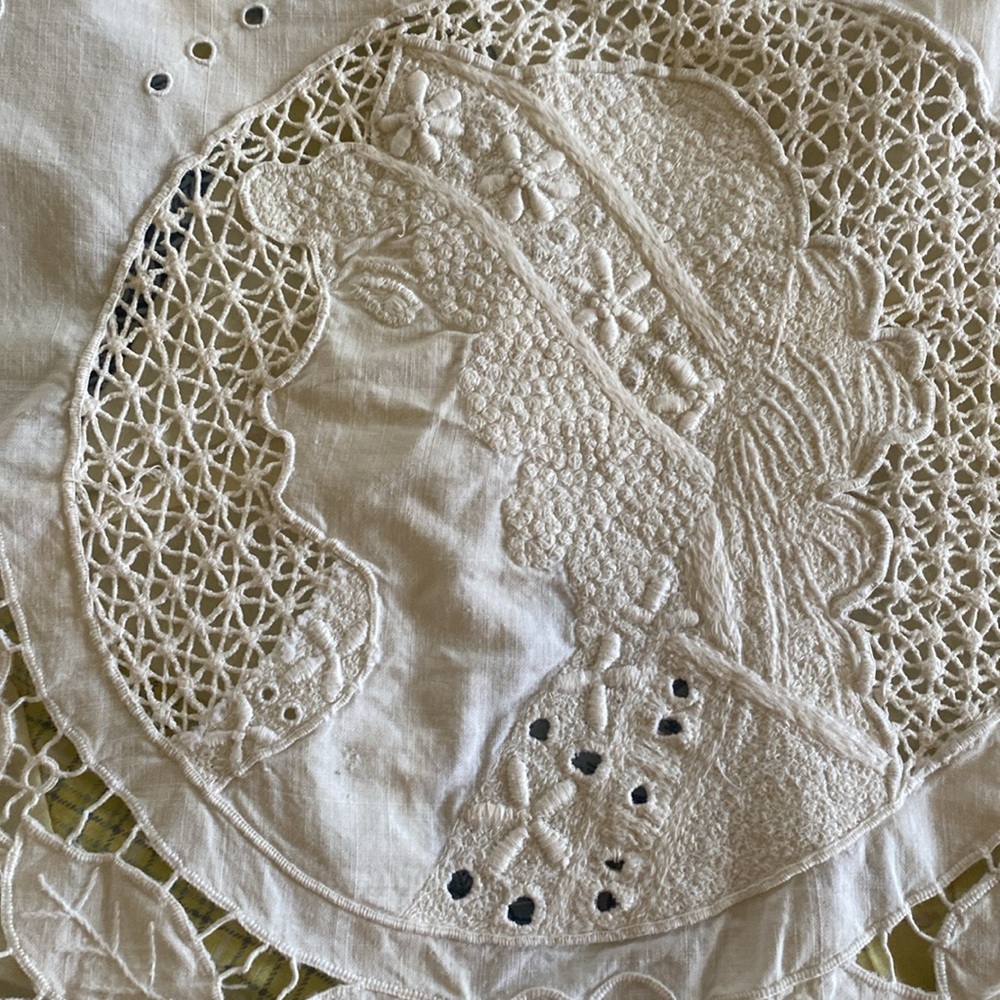 Vintage, Antique,Very beautiful over the top of couch doily - Picture 3 of 3